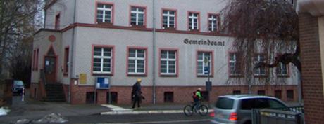 Nach Post, Bibliothek und Verwaltungsstandort jetzt Zukunft als Ärztezentrum? Das ehemalige Gemeindeamt Holzhausen. Foto: Bernd Reiher